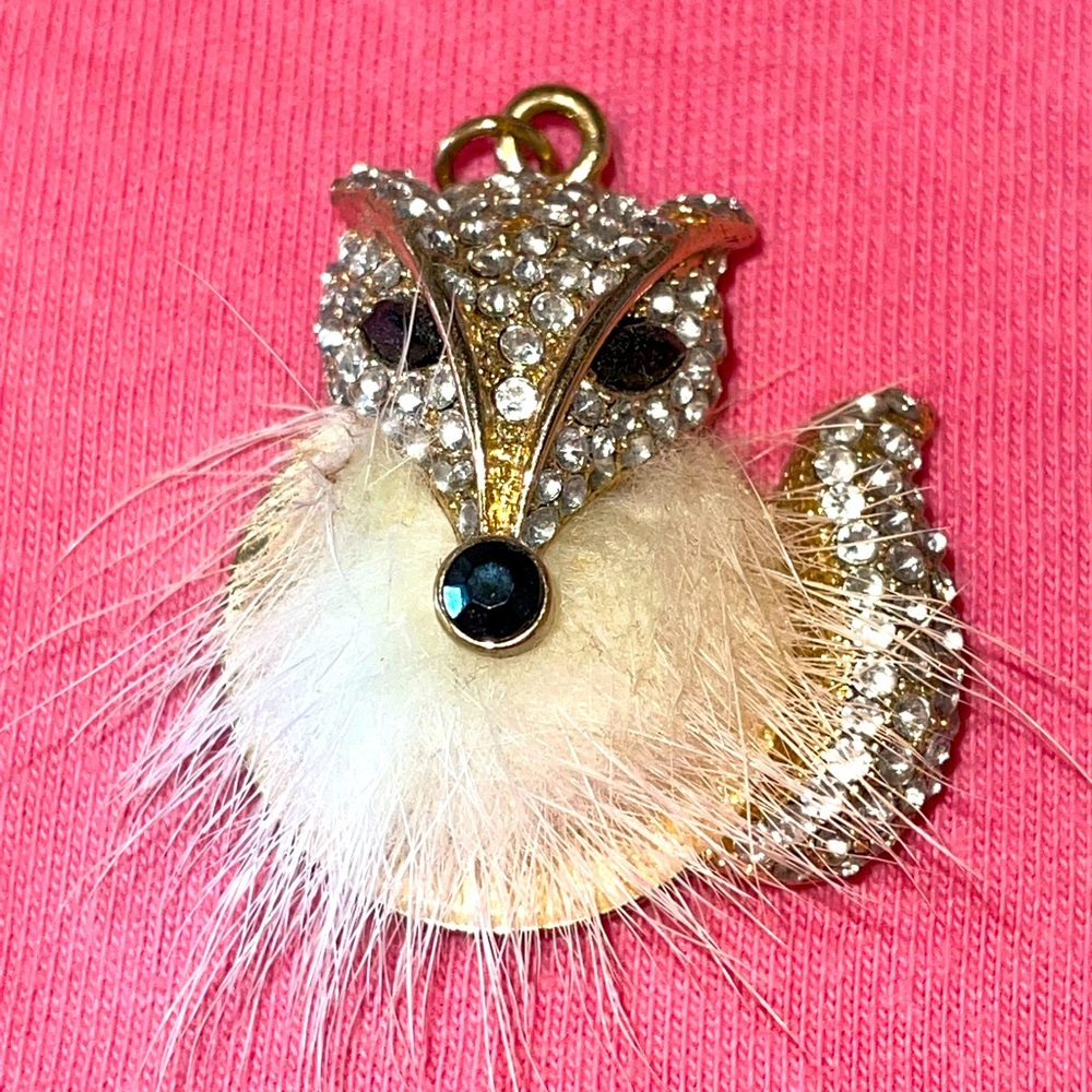 ✨3 FOR $18✨ MIX & MATCH, HP
FOX EMBELLISHED PENDANT…LIKE NEW, MEASURES 1 3/4”